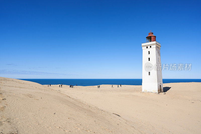 海滩上的Rubjerg Knude灯塔，对着晴朗的天空